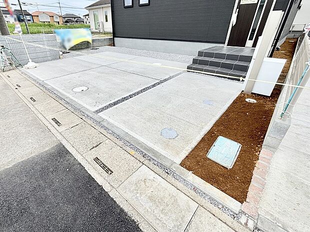 【駐車場】駐車2台可能！急なお客様の駐車に。また、ご家族の自転車スペースとしても大活躍。