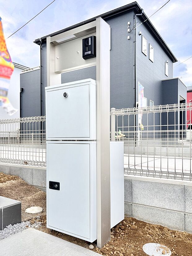 【その他現地】表札・インターホン・ポスト・宅配ＢＯＸをひとつに集約。エントランスになじむシンプルデザイン。