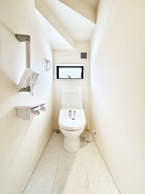 【トイレ】換気用小窓があり、明るく清潔な空間です。