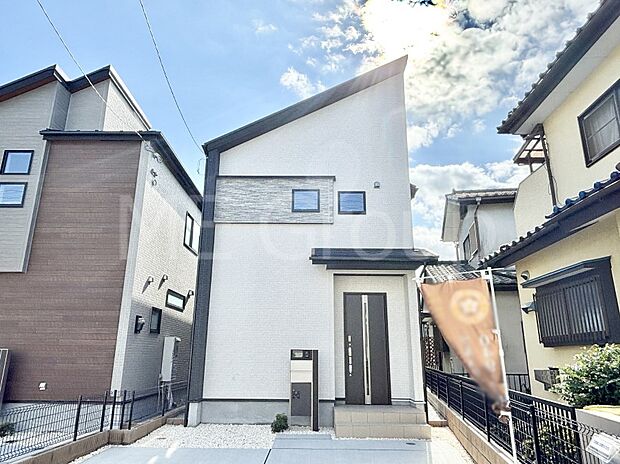 【現地外観写真】暮らしやすさと居心地の良さにこだわったシンプルで飽きのこないデザイン ！