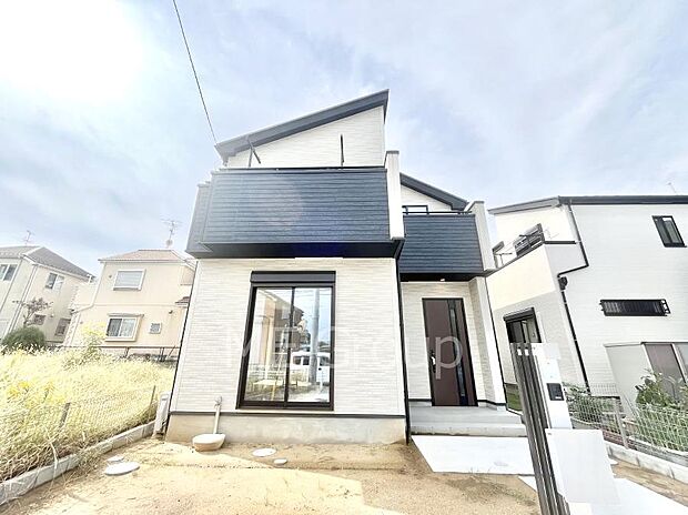 【現地外観写真】洗練された外観、上質な住空間が広がる室内は永く安心して過ごせる住居です。