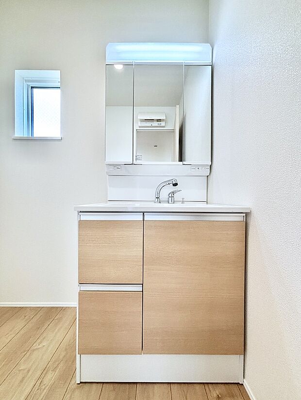 【洗面台・洗面所】大きく見やすい三面鏡で清潔感ある洗面台は、身だしなみチェックや肌のお手入れにおすすめです。