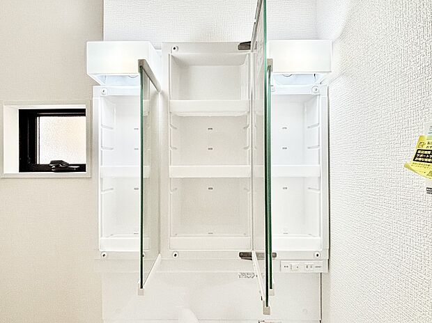【その他設備(三面鏡裏収納)】三面鏡の裏に、化粧品や衛生用品などを収納可能。洗面台をすっきりと保ちます！