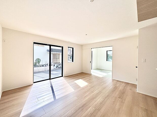 【ダイニング】家族の笑顔が自然と生まれてくる、そんな雰囲気のダイニングに仕上がっています