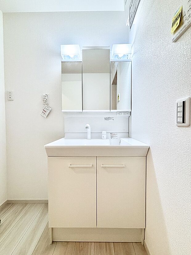 【洗面台・洗面所】大きく見やすい三面鏡で清潔感ある洗面台は、身だしなみチェックや肌のお手入れにおすすめです。