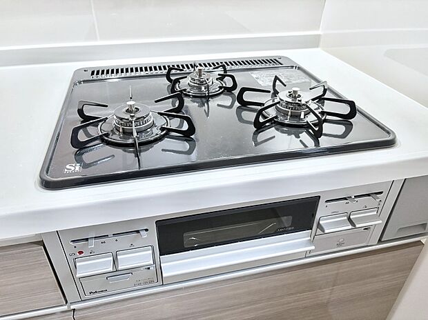 【その他設備(Siセンサーコンロ)】ガスコンロはSiセンサー搭載。火力調節や焦げ付き・消し忘れも防いでくれます。