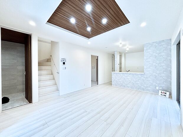 【リビングダイニング】「ただいま」「おかえり」家族とのコミュニケーションが深まるリビングイン階段。