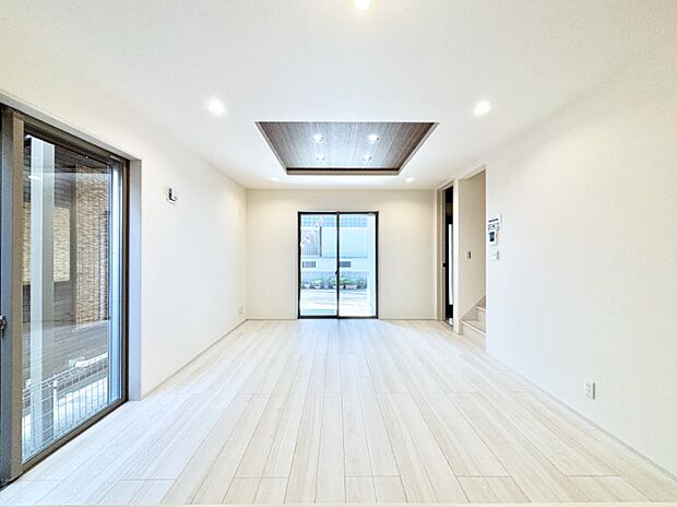 【ダイニング】折り上げ天井はは立体的な奥行きがあるので、天井が広く見えて開放的な空間を演出できます。