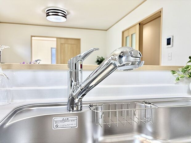 【その他設備(浄水器)】いつでも清潔なおいしいお水を。一つの水栓で水道水と浄水を使い分け。