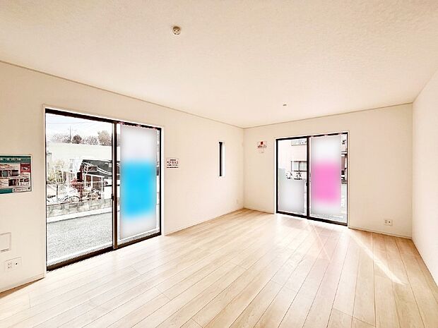 【リビングダイニング】大きな窓からたっぷりの陽光と風を感じられるリビング