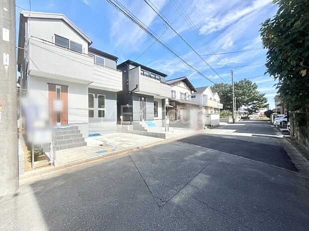 【前面道路含む現地写真】見通しの良さとともに、街並みに開放感を与えてくれます。 