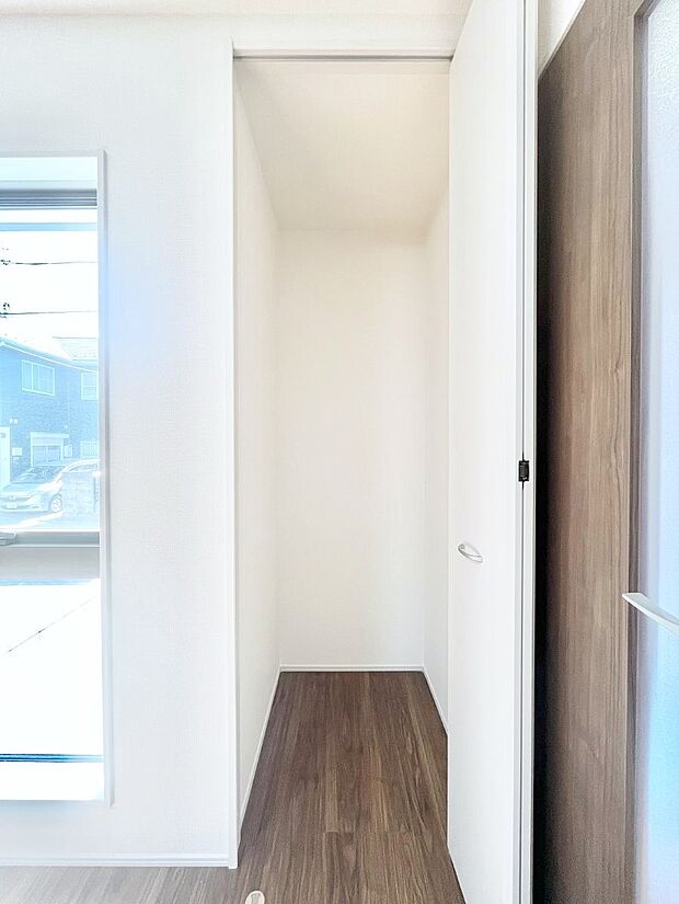 【その他設備(リビング収納)】リビング収納。ここに収納があると物が集まるLDKがスッキリ片付きそうですね。  