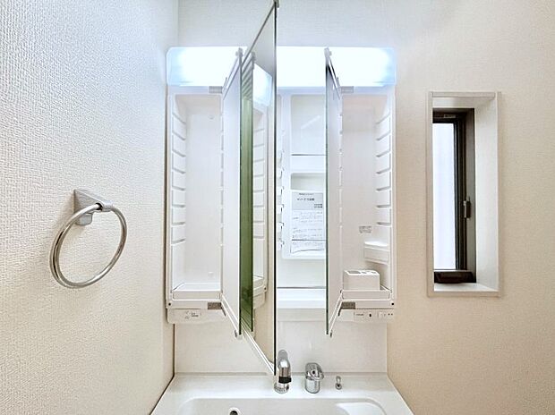 【その他設備(三面鏡裏収納)】三面鏡の裏に、化粧品や衛生用品などを収納可能。洗面台をすっきりと保ちます！