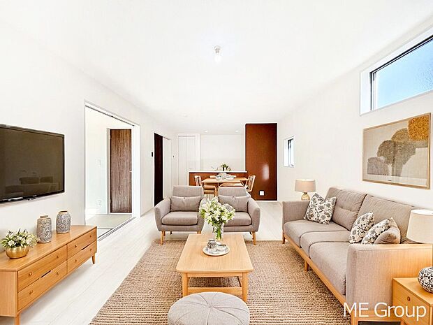 【リビング】家族の和やかな会話が聞こえてきそう。開放感のあるリビングです。※家具はCGです  