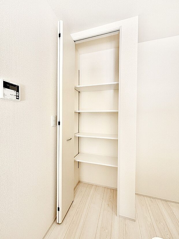 【その他設備(キッチン横収納)】食材のストックはもちろん、日用品の収納など使い方はいろいろ！    