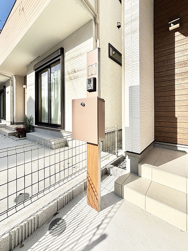 【その他現地】シンプルデザインのポスト。