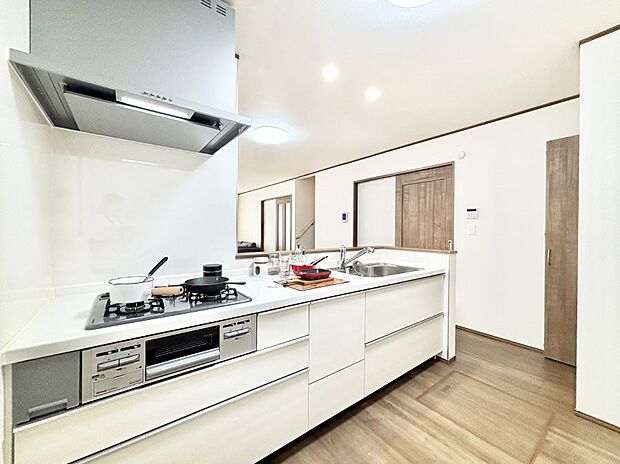 【ダイニングキッチン】ゆとりあるキッチンではご家族と楽しくお料理ができます。