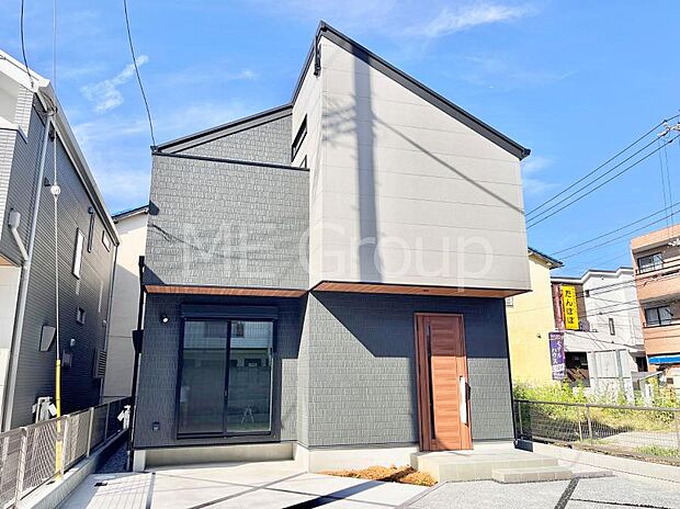 【現地外観写真】洗練された外観、上質な住空間が広がる室内は永く安心して過ごせる住居です。 