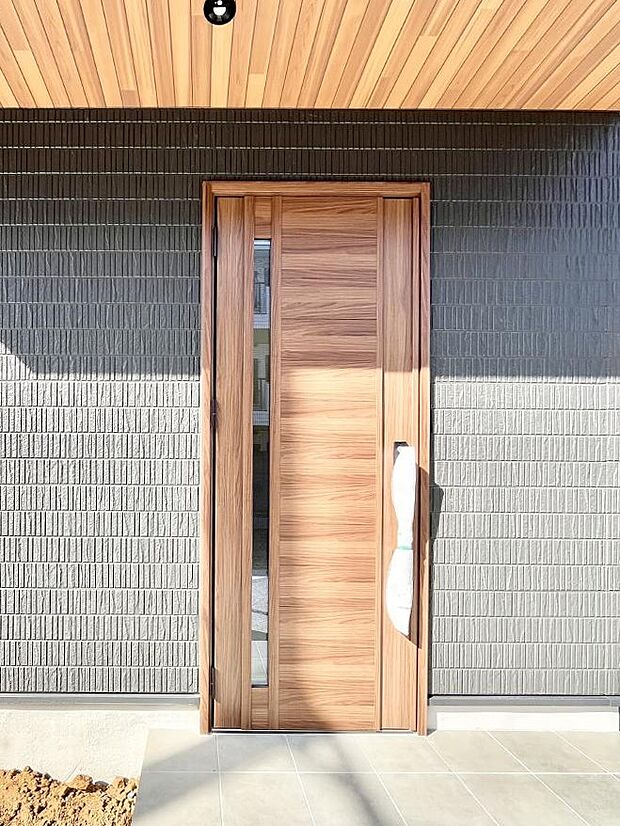 【玄関】大切な家族、来客を出迎える玄関。