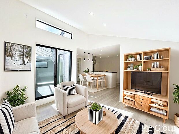 【リビング】ご家族の賑やかな話し声で包まれる明るいリビング  ※家具はCGです