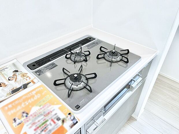 【その他設備(Ｓｉセンサーコンロ)】ガスコンロはＳｉセンサー搭載。火力調節や焦げ付き・消し忘れも防いでくれます。