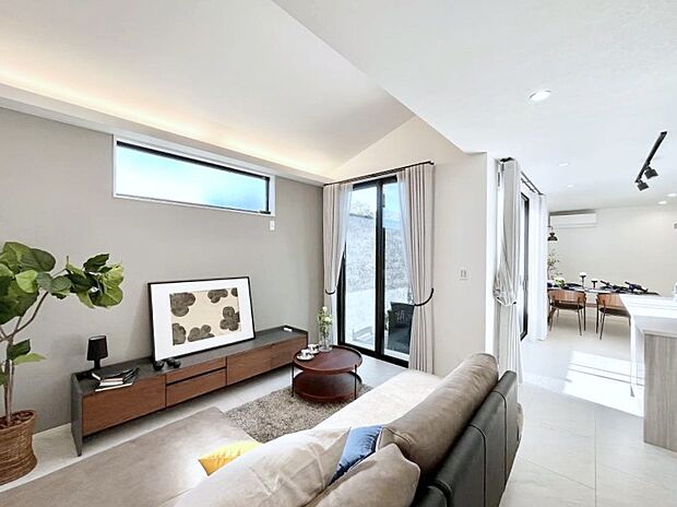 【リビングダイニング】明るい陽光が注ぎ、寛ぎの雰囲気に満たされるリビング・ダイニング。