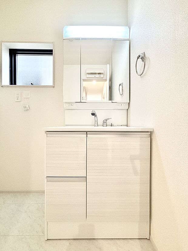 【洗面台・洗面所】大きく見やすい三面鏡で清潔感ある洗面台は、身だしなみチェックや肌のお手入れにおすすめです。