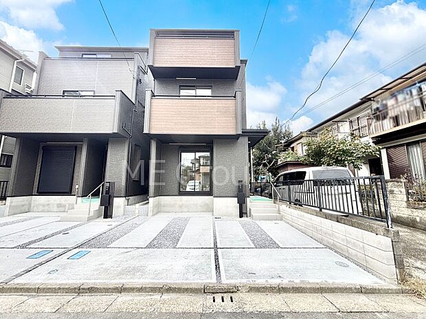 【現地外観写真】洗練された外観、上質な住空間が広がる室内は永く安心して過ごせる住居です。 