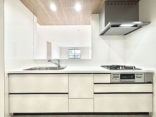 【ダイニングキッチン】料理をしながらでもご家族との会話を楽しめる対面キッチン