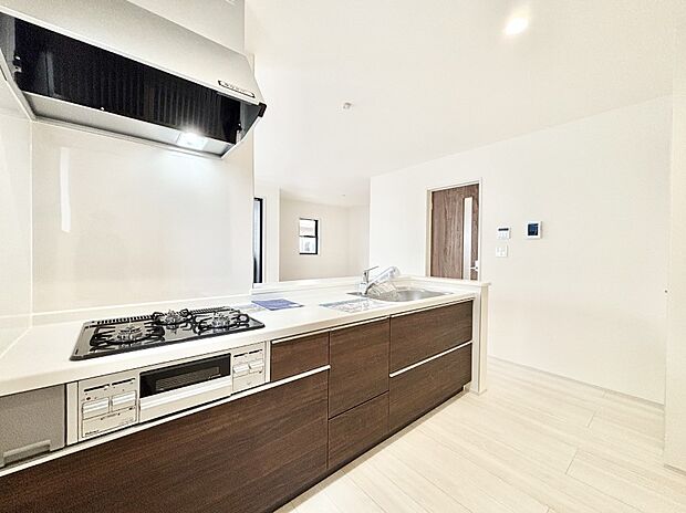 【ダイニングキッチン】料理をしながらでもご家族との会話を楽しめる対面キッチン