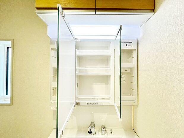 【その他設備(三面鏡裏収納)】三面鏡の裏に、化粧品や衛生用品などを収納可能。洗面台をすっきりと保ちます!