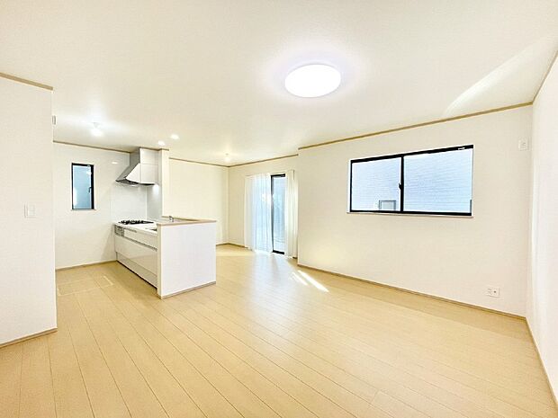 【ダイニング】明るい陽光が注ぎ、寛ぎの雰囲気に満たされるダイニング。