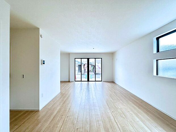 【リビングダイニング】大きな窓からたっぷりの陽光と風を感じられるリビング