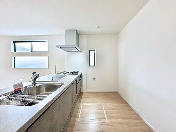 【ダイニングキッチン】爽やかな風が通り抜けるキッチン。窓があるので明るく換気にも役立ちます。