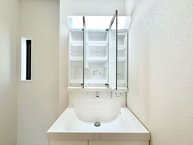 【その他設備(三面鏡裏収納)】三面鏡の裏に、化粧品や衛生用品などを収納可能。洗面台をすっきりと保ちます！