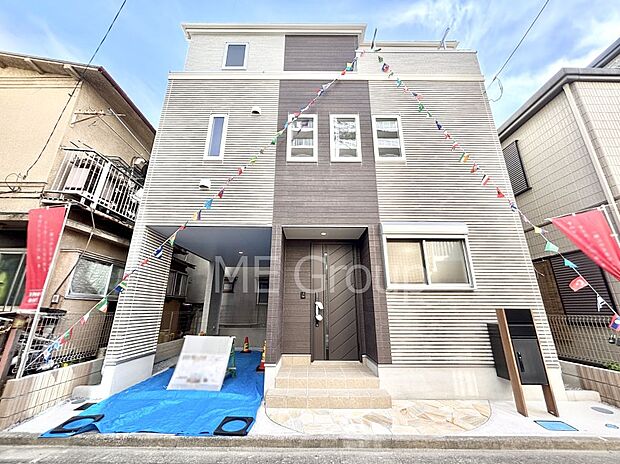 【現地外観写真】洗練された外観、上質な住空間が広がる室内は永く安心して過ごせる住居です。 