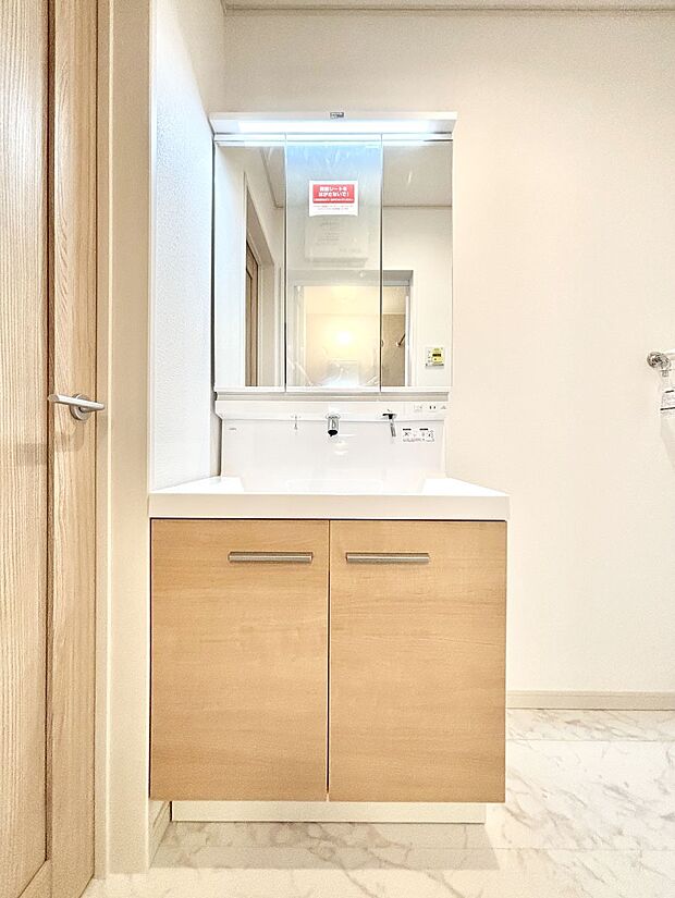 【洗面台・洗面所】大きく見やすい三面鏡で清潔感ある洗面台は、身だしなみチェックや肌のお手入れにおすすめです。