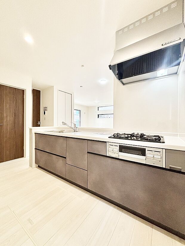 【ダイニングキッチン】料理をしながらご家族との会話を楽しめる対面カウンターキッチン