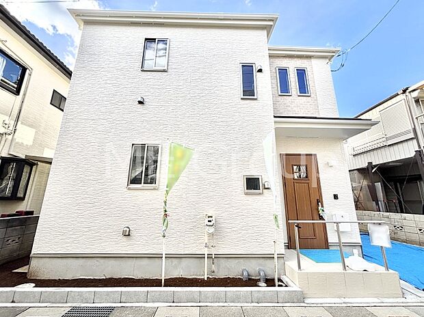 【現地外観写真】たっぷりの陽光と開放感に包まれる明るい住まい  