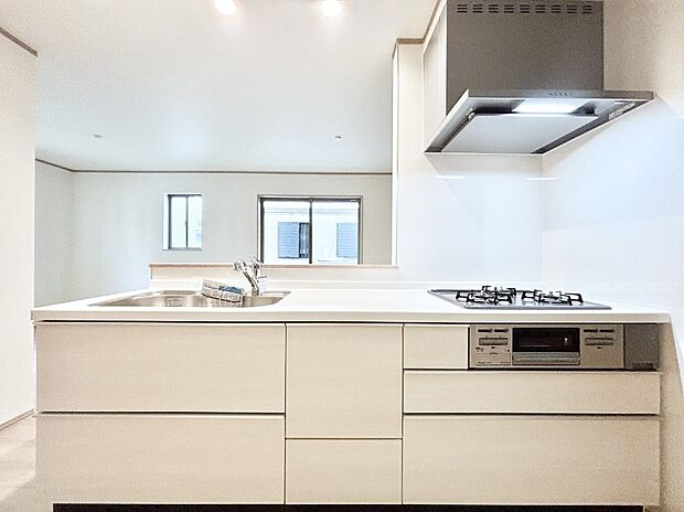 【キッチン】カウンター越しに楽しいおしゃべり。いつものお料理がもっと美味しくなりそうですね