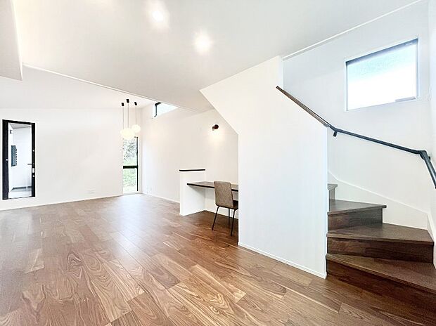 【リビングダイニング】家族団らんの時間も増えそうなくつろぎのリビングダイニング。   