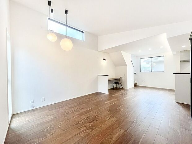 【ダイニング】明るい陽光が注ぎ、寛ぎの雰囲気に満たされるダイニング。   