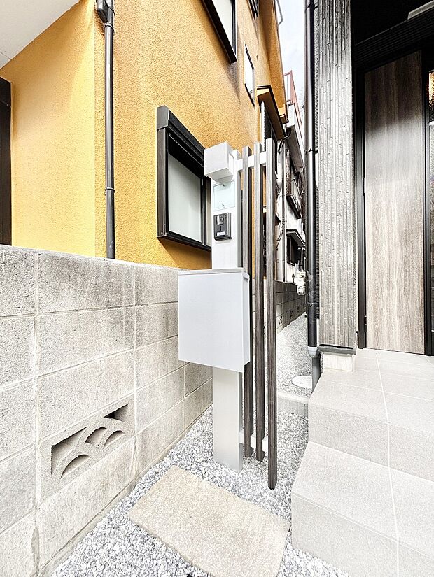 【その他現地】シンプルデザインのポスト。