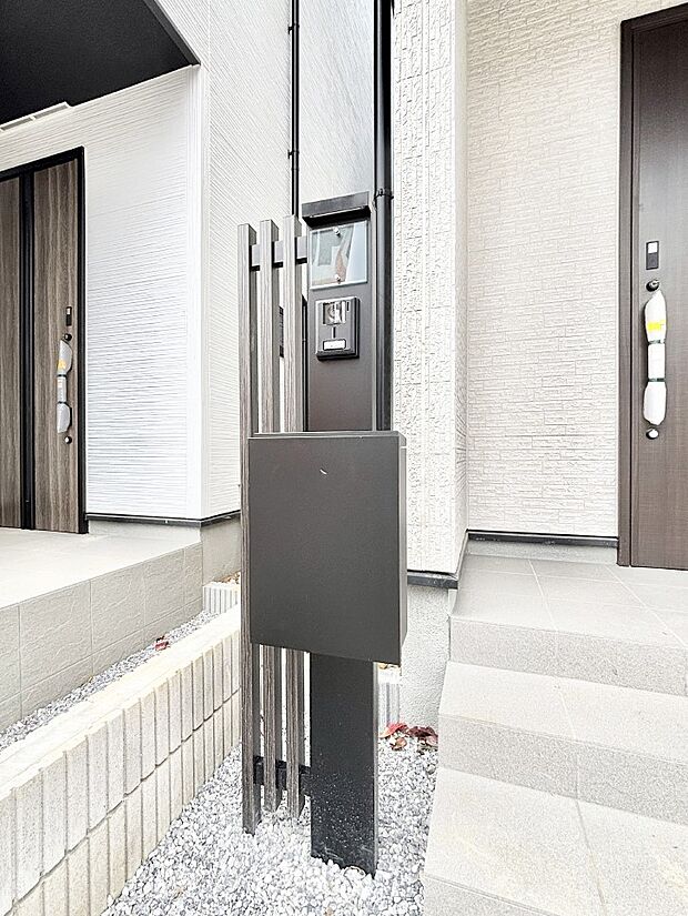 【その他現地】シンプルデザインのポスト。