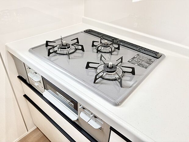 【その他設備(Siセンサーコンロ)】ガスコンロはSiセンサー搭載。火力調節や焦げ付き・消し忘れも防いでくれます。