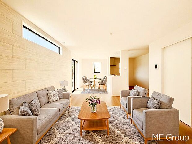 【リビング】ご家族の賑やかな話し声で包まれる明るいリビング ※家具はCGです