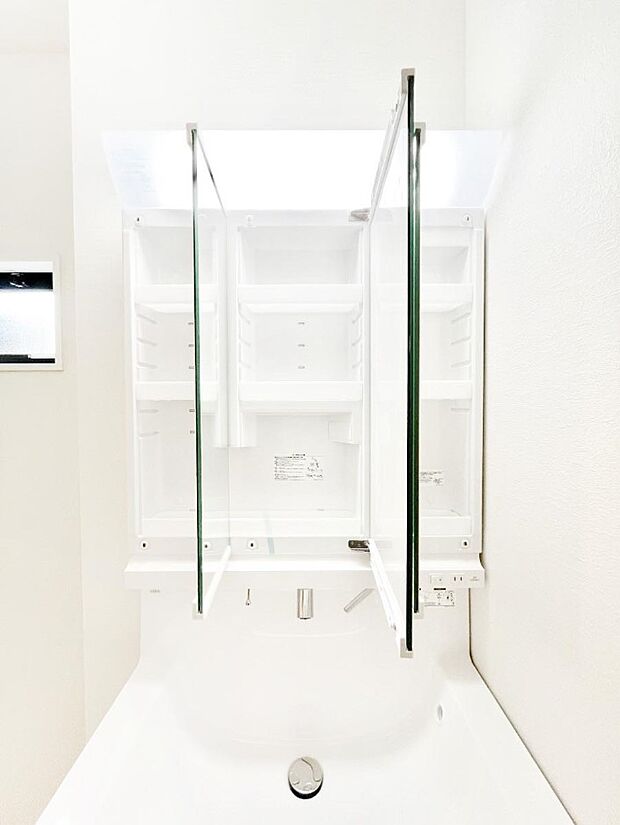 【その他設備(三面鏡裏収納)】三面鏡の裏に、化粧品や衛生用品などを収納可能。洗面台をすっきりと保ちます！