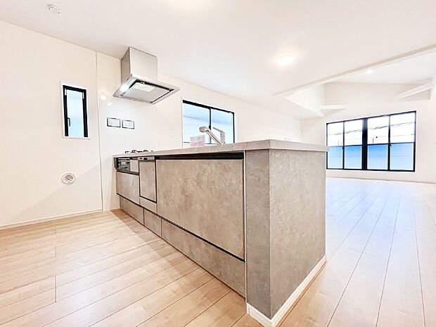 【ダイニングキッチン】料理をしながらご家族との会話を楽しめる対面カウンターキッチン