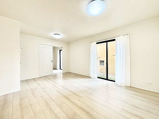 【ダイニング】家族の笑顔が自然と生まれてくる、そんな雰囲気のダイニングに仕上がっています 