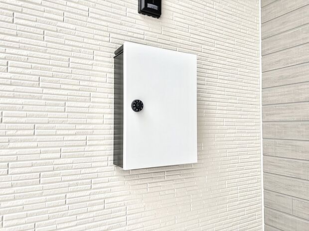 【その他現地】シンプルデザインのポスト。